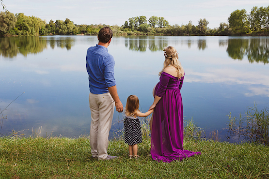 Bild einer Familie, die auf einen See blickt