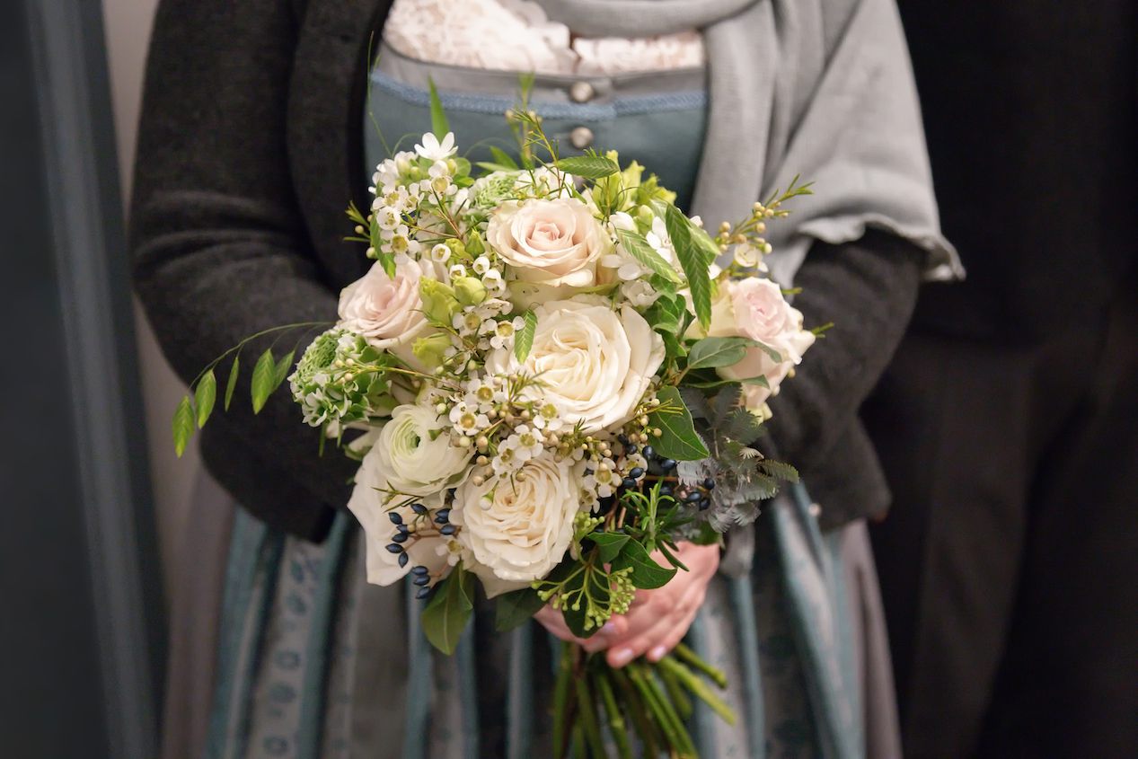 Braut in bayerischer Tracht mit Brautstrauss