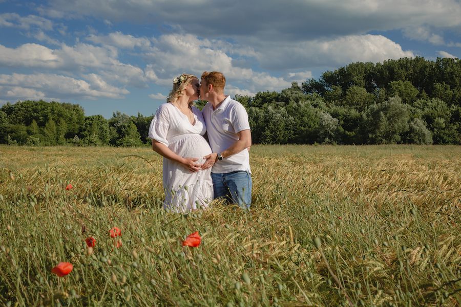 Bild eines küssenden Paars in einem Weizenfeld