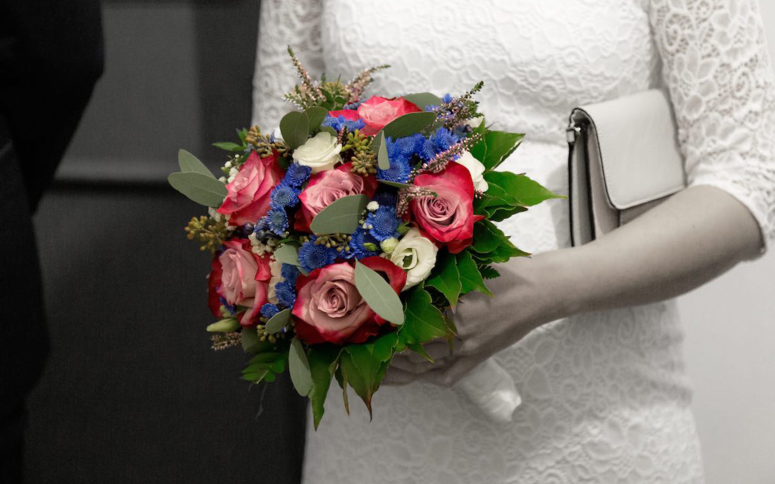 Brustbild einer Braut mit ihrem Brautstrauss