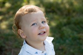 Kleinkind, das in die Kamera blickt