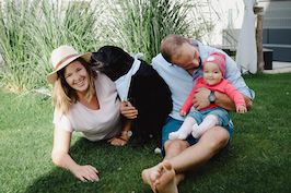 Familienbild im Garten mit Hund