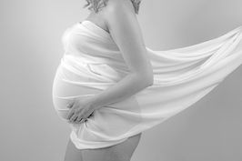 Brustbild einer schwangeren Frau seitlich aufgenommen