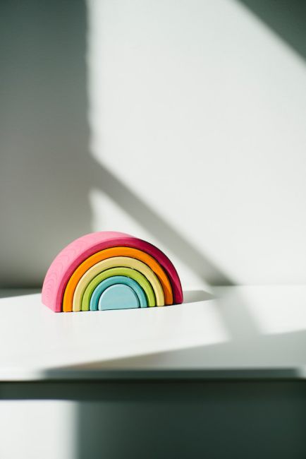 Symboldbild eines Regenbogens aus Holzelementen